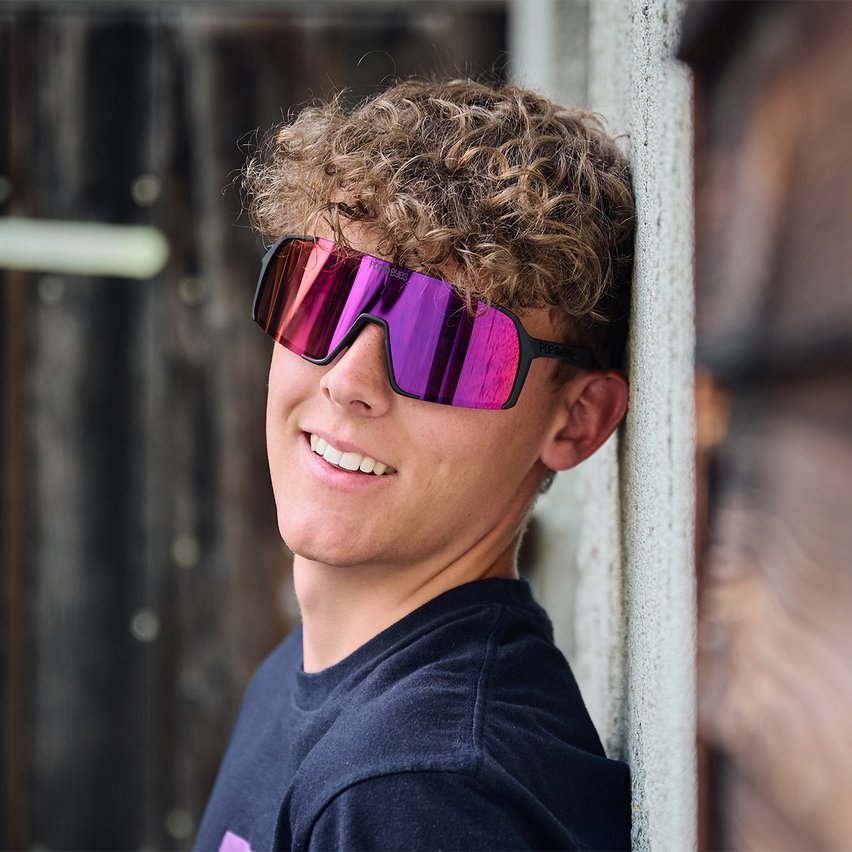 sport-sonnenbrille-eddy-black-sunset-red-athlet-closeup