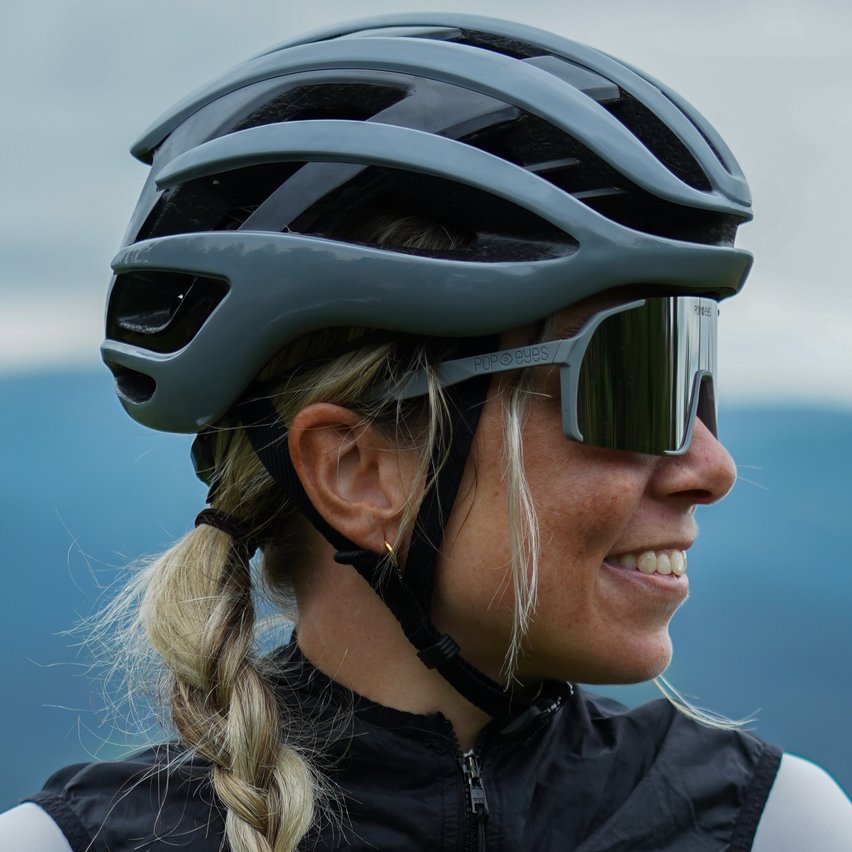 sport-sonnenbrille-eddy-shark-grey-silver-athletin-closeup-rennrad
